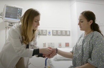 Кодирование Аквилонг в Балтийске Врач держит пациентку за руку