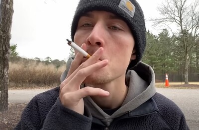 Лечение зависимости от табакокурения в Балтийске Мужчина с сигаретой делает затяжку