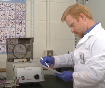 Клиника лечения наркозависимости в Балтийске Врач в кабинете клиники