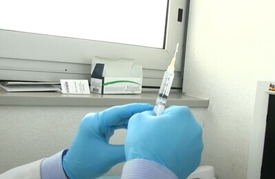 Проведение кодирования Вивитролом в Балтийске Шприц с Вивитролом в руках у врача